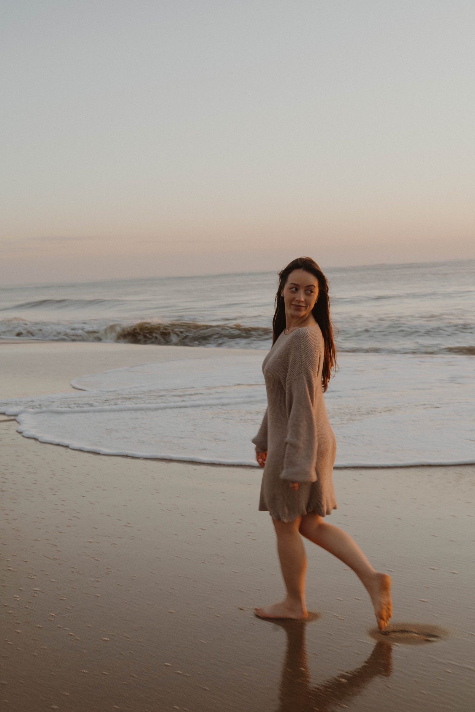Gabriela na praia ao entardecer